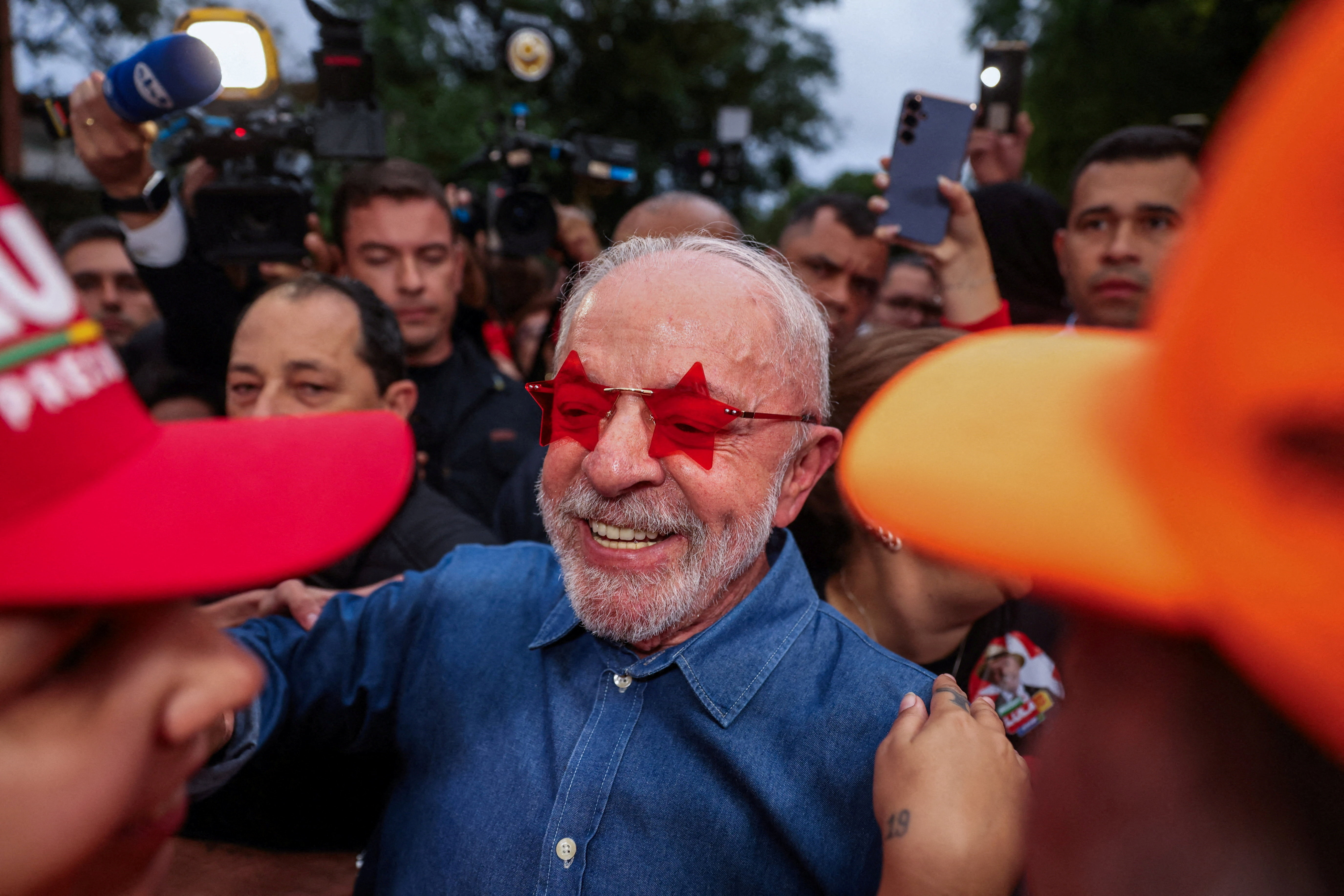 Brazilian President Luiz Inacio Lula da Silva, the Workers' Party (PT) candidate for presidential re-election, greets supporters outside his residence on the day of the presidential runoff election, in Sao Paulo, Brazil, October 25, 2026. REUTERS/Tuane Fernandes TPX IMAGES OF THE DAY