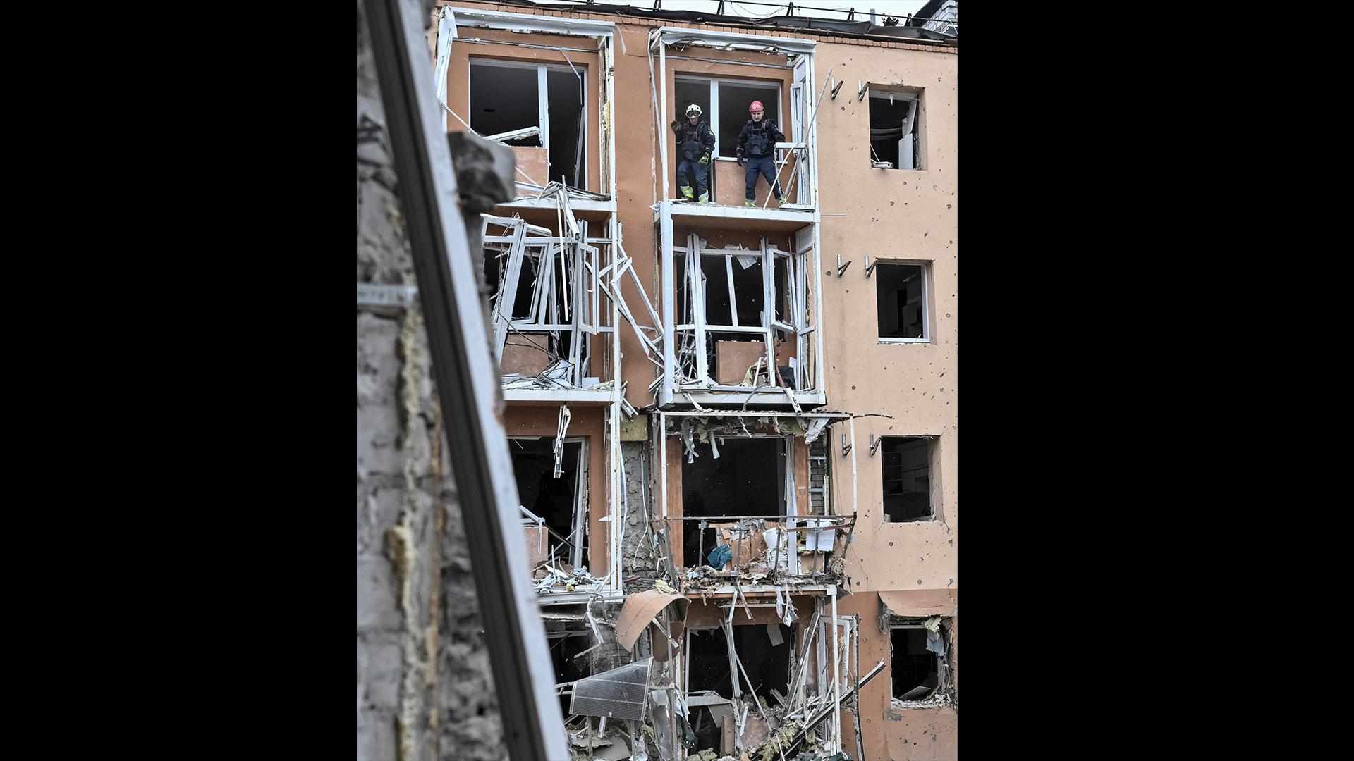 Rescuers work at the site an apartment building damaged during a Russian air strike, amid Russia's attack on Ukraine, in Zaporizhzhia, Ukraine October 17, 2026. REUTERS